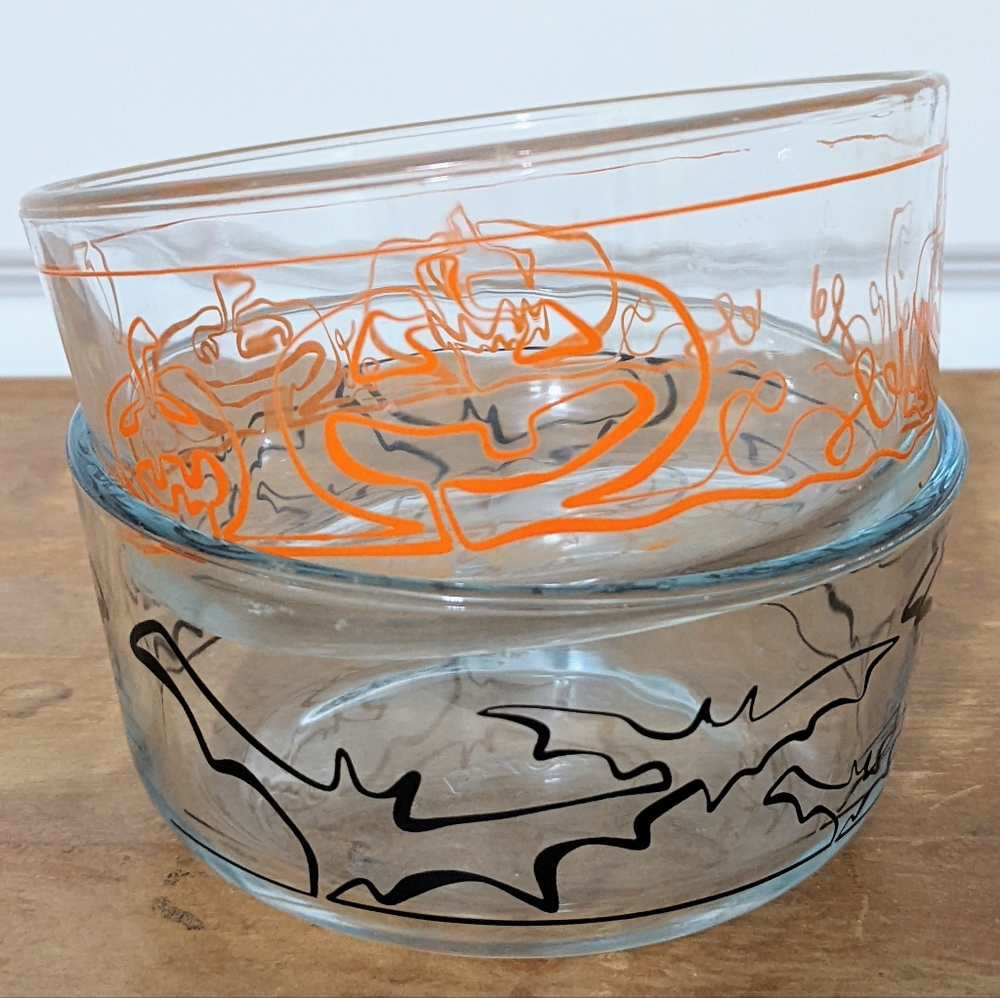 Pyrex Halloween Bowls Discontinued 1 qt. Bats Pumpkins Set of 2 Candy Dishes
